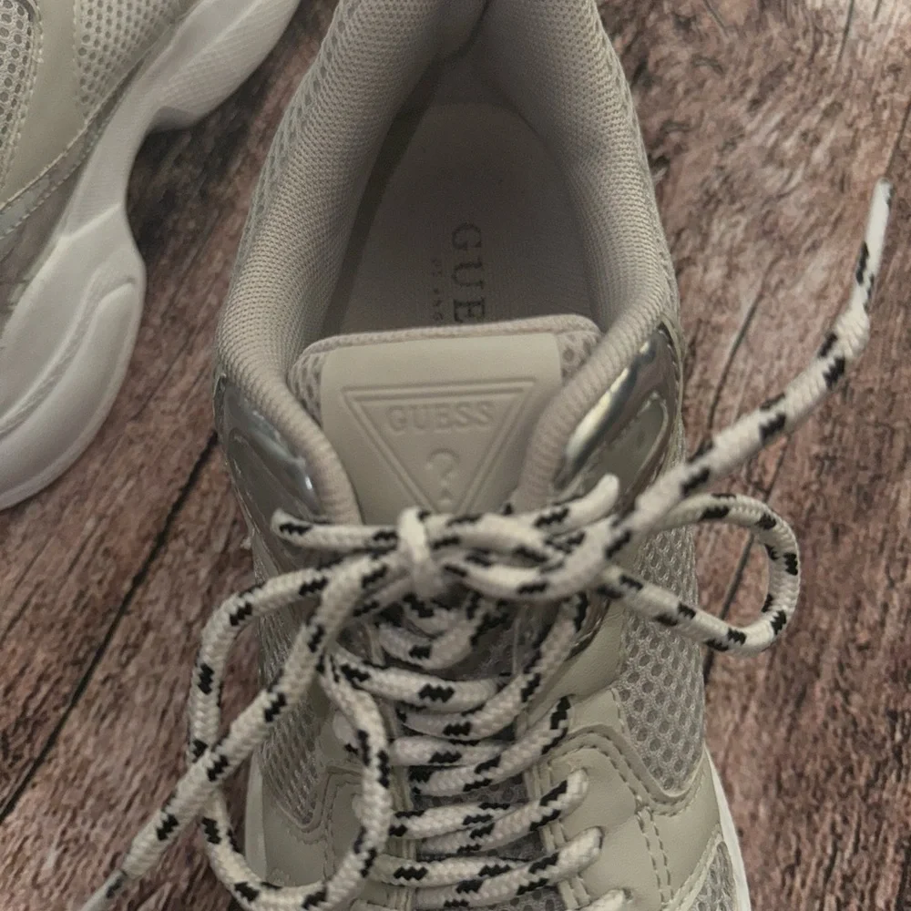 Guess walking shoes 👟